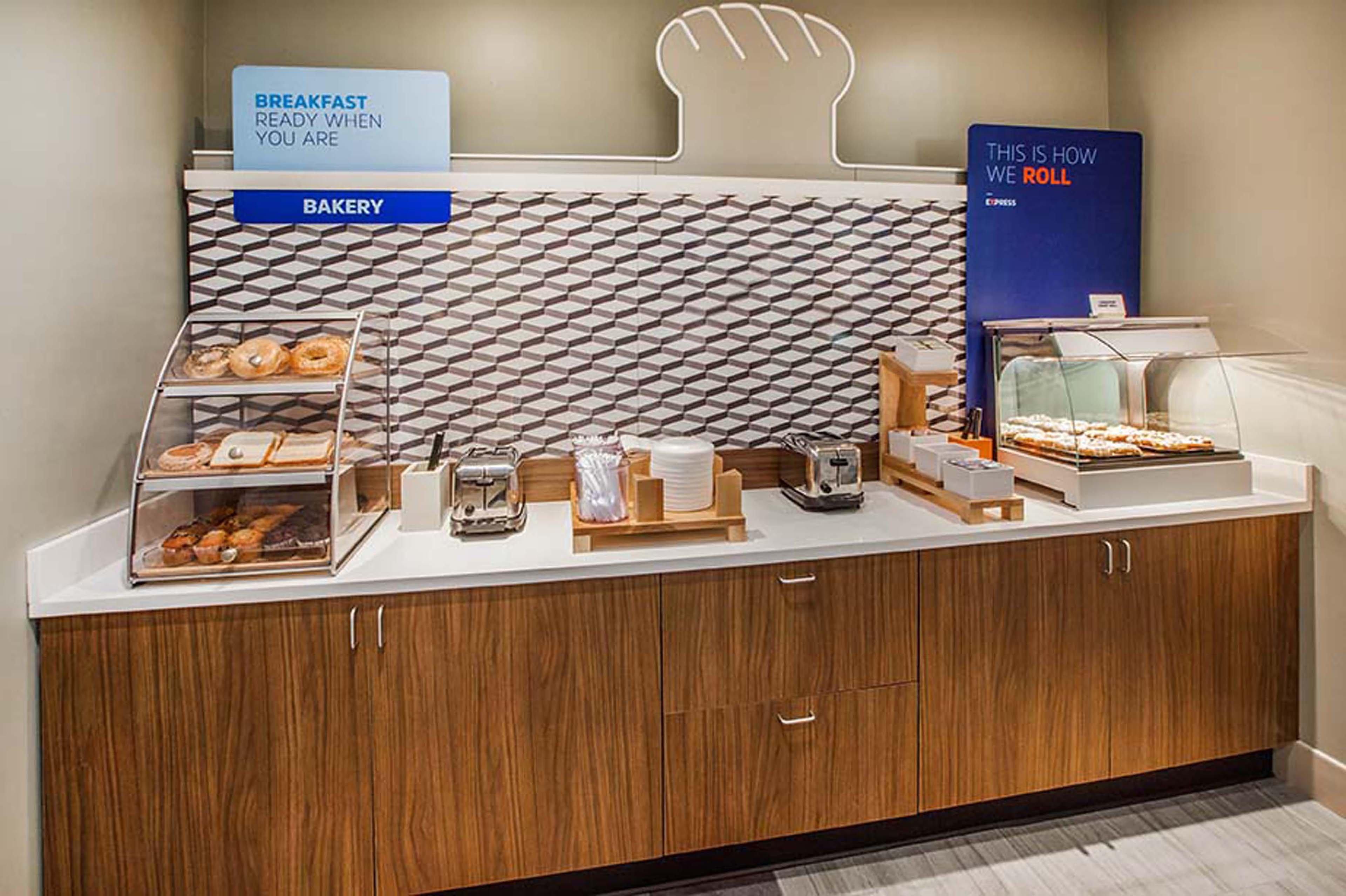 Holiday Inn Express & Suites Raleigh Ne - Medical Ctr Area By Ihg מראה חיצוני תמונה