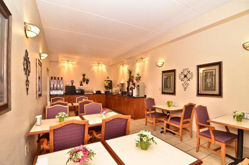 Holiday Inn Express & Suites Raleigh Ne - Medical Ctr Area By Ihg מסעדה תמונה